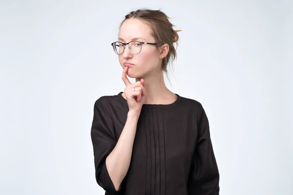 Αυστηρή Γυναίκα Μεγάλα Γυαλιά Μαύρο Φόρεμα Απομονώνονται Λευκό Φόντο Έξυπνος — Φωτογραφία Αρχείου