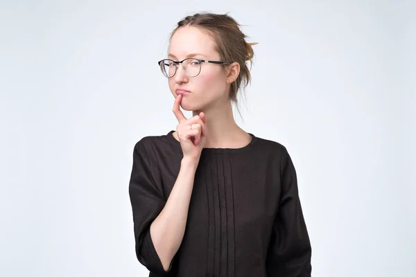 Strenge Vrouw Grote Glazen Zwarte Jurk Geïsoleerd Een Witte Achtergrond — Stockfoto