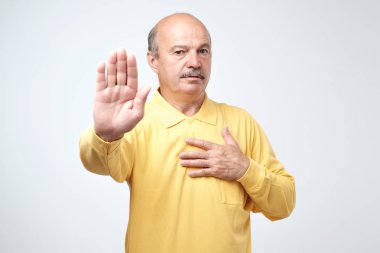Dur hareketi onun palm ile gösterilen ciddi bir üst düzey adam portresi