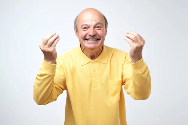 Cara atraente rindo, mostrando gesto italiano, provando seu ponto de vista — Fotografia de Stock