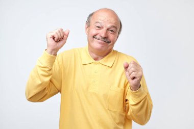 Mutlu bir adam beyaz arka plan üzerinde hareketli dans Olgun.