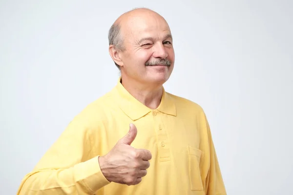 Retrato feliz hombre de mediana edad mostrando el pulgar hacia arriba . — Foto de Stock