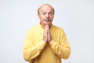 Lütfen yardım et. Kel olgun adam diyorsun bir yardıma ihtiyacım var.
