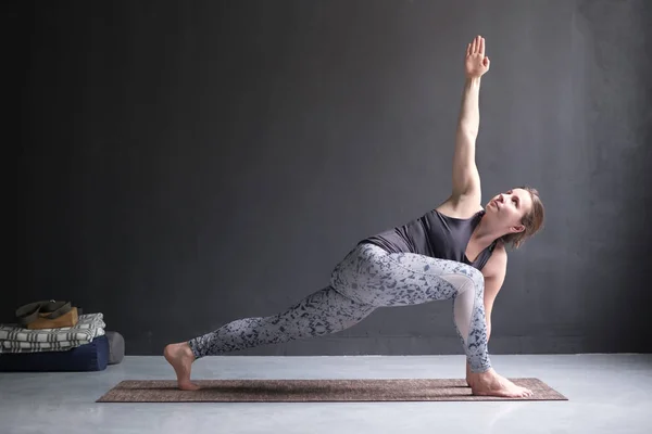 Pratik yoga, kadın akciğer egzersiz, dönüyordu yan açı poz yapmak — Stok fotoğraf