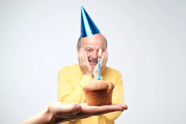 Compleanno uomo maturo con cappello partito è felice sulla sua festa — Foto Stock