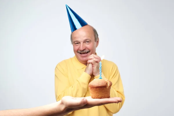 Birthday mature man with party hat is happy on his party — Stock Photo, Image