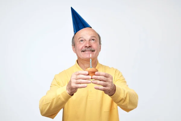 Birthday mature man with party hat is happy on his party — Stock Photo, Image