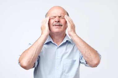 Her iki el ile kafa tutan adam baş ağrısı acı