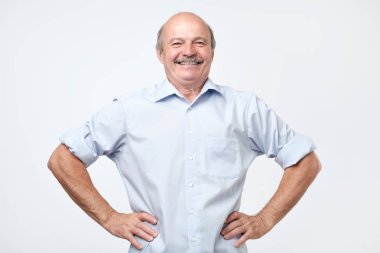 Komuta sizde kalça üzerinde iki eliyle gurur, memnun ve mutlu bir görünüm ile