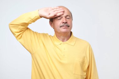 Yorgun Avrupa adam alnında ter bezleri