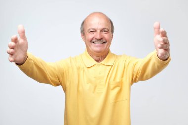 Eller kameraya doğru çekerek ve dostu sarılmak isteyen kamera gülen adam