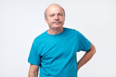 Neden o kaybeder memnun talepleri açıklama olmak yüz, kasvetli adam frowns.