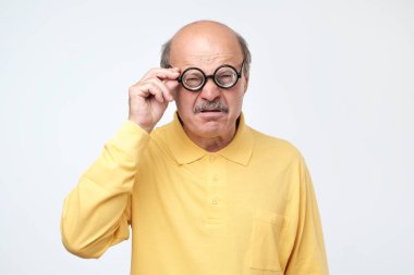 üst düzey İspanyol adam komik gözlük takan kameraya bakan