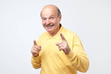 Hayret komuta sizde ifade, işaret parmağı kadar heyecan var, iyi bir fikir almak