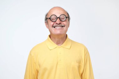 Kameraya bakarak aptal gözlüklü komik komuta sizde