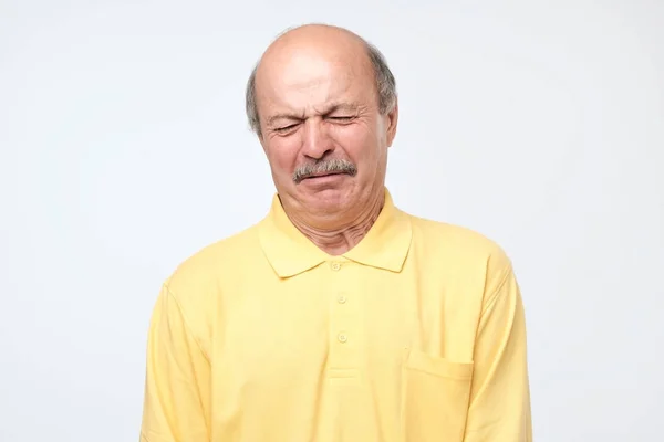 Crazy senior skallig spansktalande man gråter mottagande dåliga nyheter. — Stockfoto