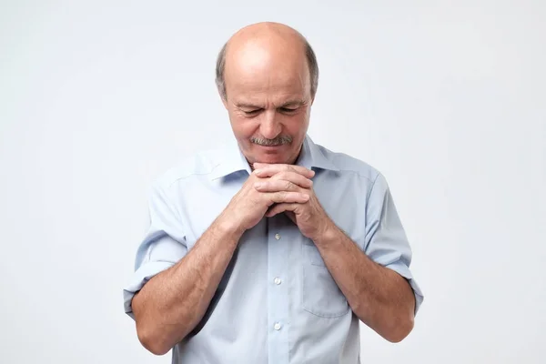 Un hombre europeo cansado. Tipo somnoliento en el estudio — Foto de Stock