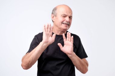 Çekici olgun kel adam ret jest gösterilen.