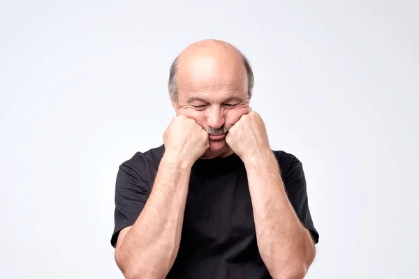 Homem sênior com bigode cobrindo rosto com as duas mãos, sentindo-se estressado ou — Fotografia de Stock