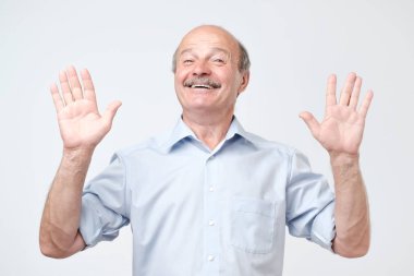 Neşeli adam olmak ilişki kurmadan gösterdiği gibi eller yükseltir, mutlu gibi görünüyor