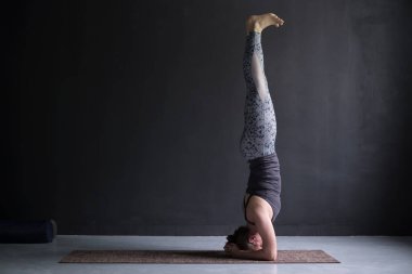 pratik yoga, kadın başı egzersiz, Sirasana sirsasana poz yapmak