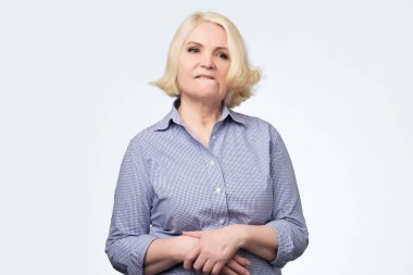 Güzel kadın kıdemli yaşam sorunlarını abput düşünüyor.