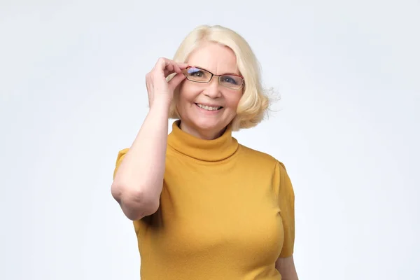 Sorridente attraente donna d'affari anziana che indossa occhiali colpo alla testa — Foto Stock