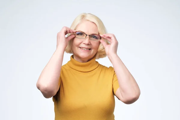 Sorridente attraente donna d'affari anziana che indossa occhiali colpo alla testa — Foto Stock