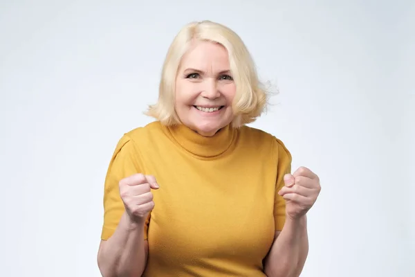 Alegre abuelita con sonrisa dentada levantó las manos y mostrando signo de éxito — Foto de Stock