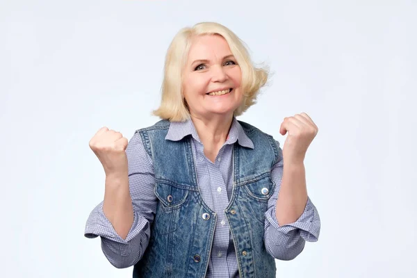 Красива щаслива старша жінка почувається схвильованою і щасливою — стокове фото