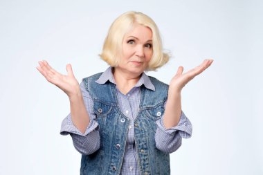 Yaşlı savunarak ve elini shrugging kadın