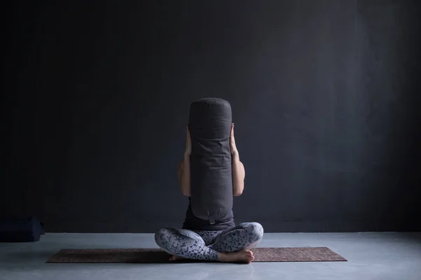 Kvinnan gör yoga på studio dölja hennes ansikte med bloster. — Stockfoto