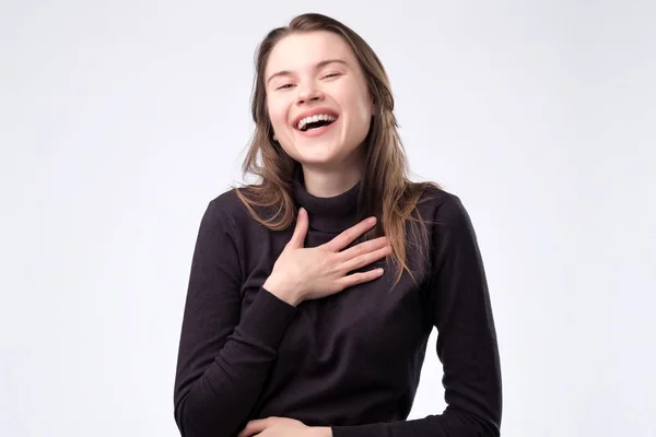 Mulher rindo com cabelos longos sobre a parede branca . — Fotografia de Stock