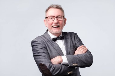 Komuta sizde takım elbise ve kameraya bakarak ve komik şaka gülmek gözlük.