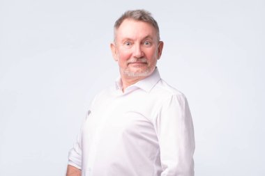 Komuta sizde ayakta ve duygu iyi kameraya gülümseyen beyaz gömlek gülümseyen