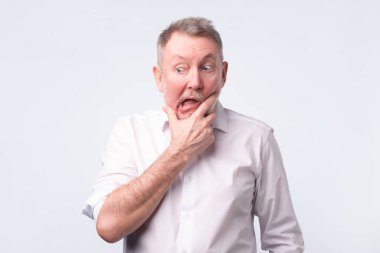 Beyaz gömlek düşünme abour hayatındaki üzücü kıdemli erkek.