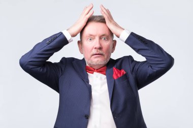 Stüdyo duvar kafasına el ile üst düzey kızgın adam