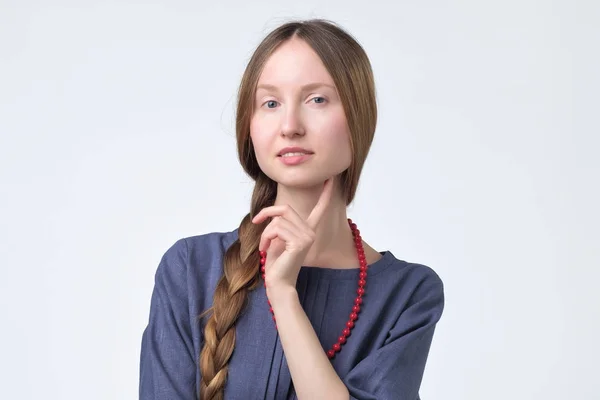 Ragazza russa con i capelli a treccia, sorridente con sguardo fiducioso e amichevole — Foto Stock