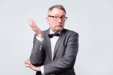 Takım elbise ve onun iş sorunu hakkında düşünme gözlük üzgün üst düzey adam.