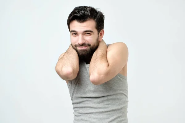 Молодой латиноамериканец с бородой чувствует себя виноватым . — стоковое фото