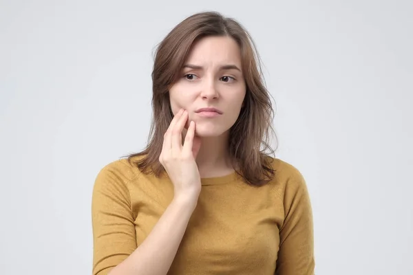 Estúdio tiro de mulher jovem com dor de dente . — Fotografia de Stock