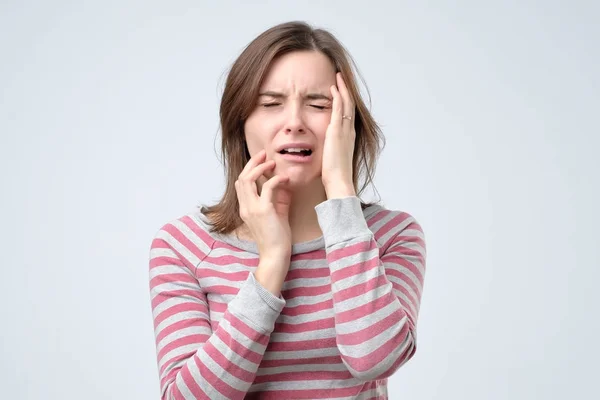 Retrato de una mujer preocupada. Fondo blanco aislado . —  Fotos de Stock