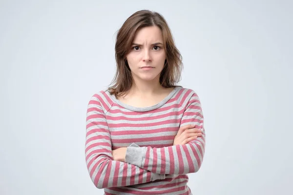Portret van de jonge ernstige Europese vrouw op zoek met irritatie op camera. — Stockfoto