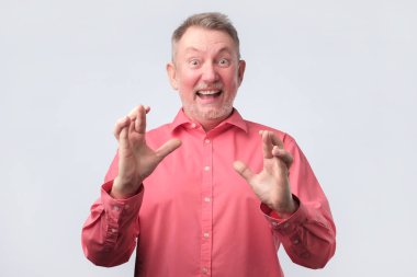 Komuta sizde büyük umutla haçlar parmak