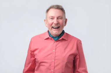 Kıdemli kırmızı gömlek gülen adam. Stüdyo çekimi