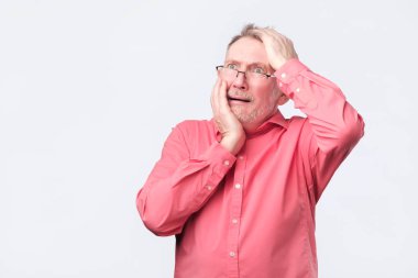 Tatminsiz ve yorgun görünümlü üst düzey birisi. Bellek sorunu