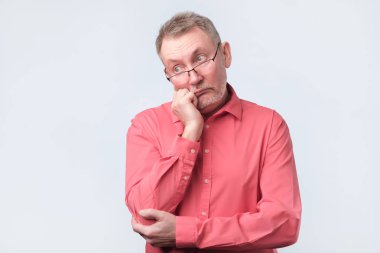 Tatminsiz ve yorgun görünümlü üst düzey birisi. Bellek sorunu