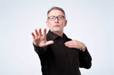 Komuta sizde fikrini kabul reddederek.