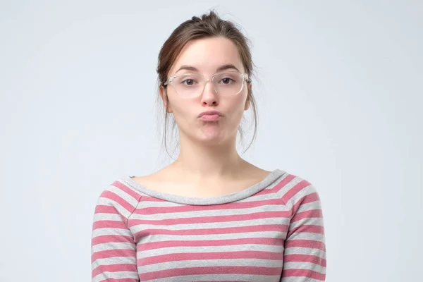 Junge Frau schmollt Lippen und macht Entengesicht — Stockfoto