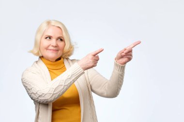 Sarışın kadın kıdemli işaret parmakları gülümseyen
